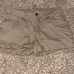 Kaki shorts